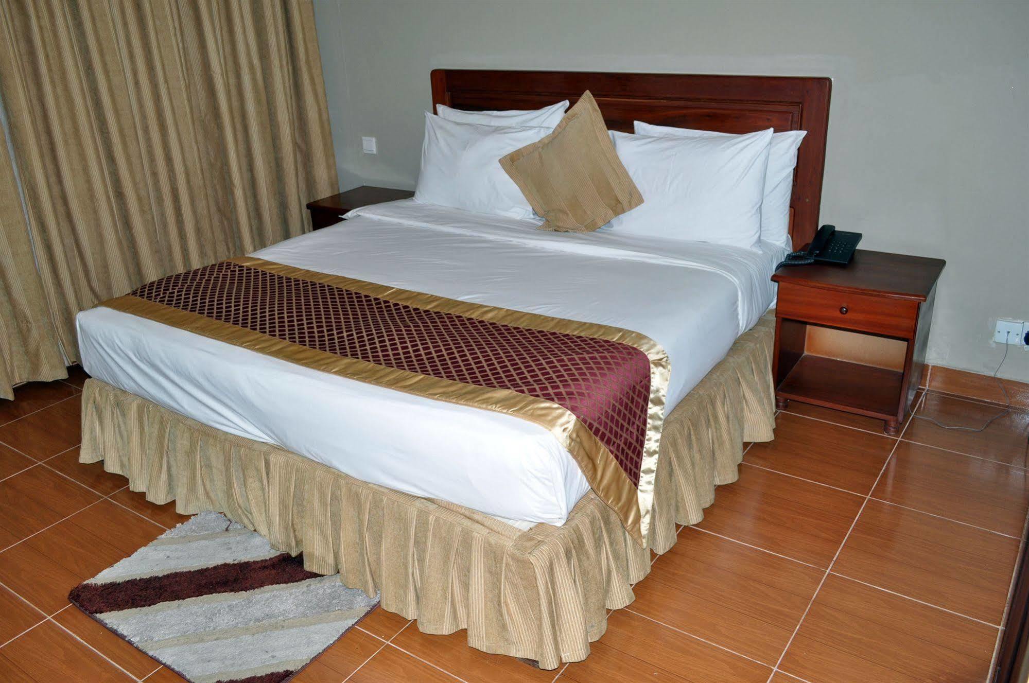 Regency Park Hotel Dar-es-Salaam Eksteriør bilde